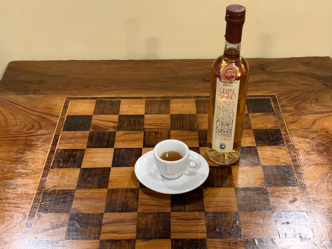 Rasentin caffè grappa scacchiera Osteria Madonnetta Marostica Vicenza Rasentin con caffè e grappa di Osteria Madonnetta Marostica Vicenza